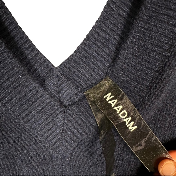 NAADAM Luxe Cashmere V-Neck Sweater in true navy - Picture 7 of 7